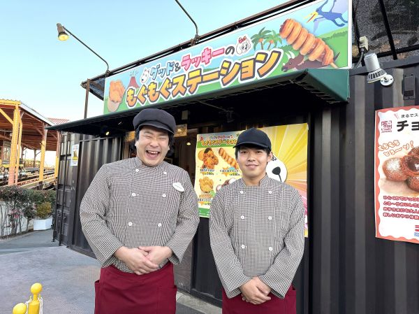 よみうりランドで、コンビでアルバイトをしている「アホガード」の2人＝本人提供