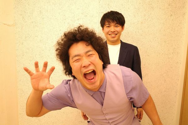 よみうりランドで、コンビでアルバイトをしている「アホガード」の2人＝筆者提供