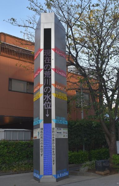 江戸川区役所前の水位表示塔