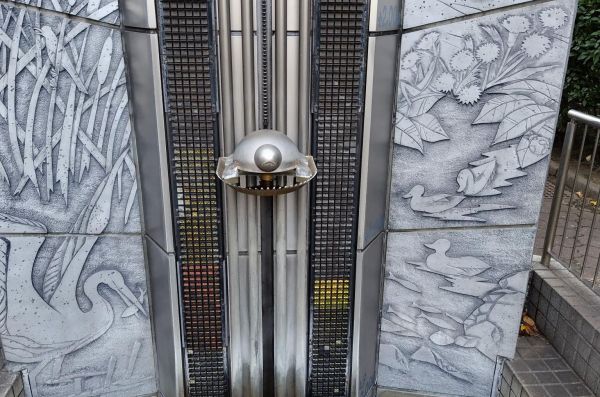 荒川水位表示モニュメントに設置されている「亀」