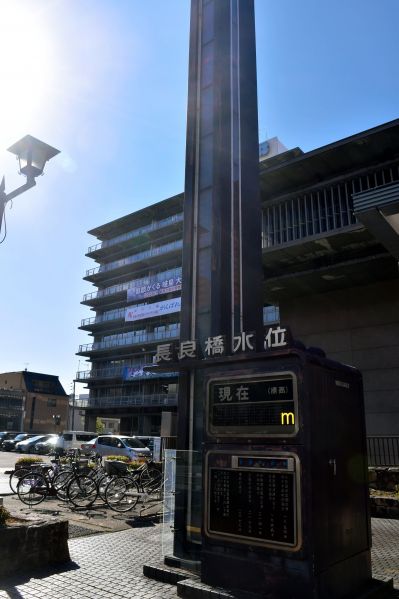 在りし日の岐阜市役所前の長良川水位表示塔