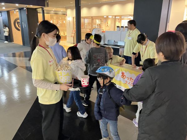 知的障害や発達障害のある子どもたちやその家族にも映画を楽しんでもらおうと開かれた上映会＝主催者提供