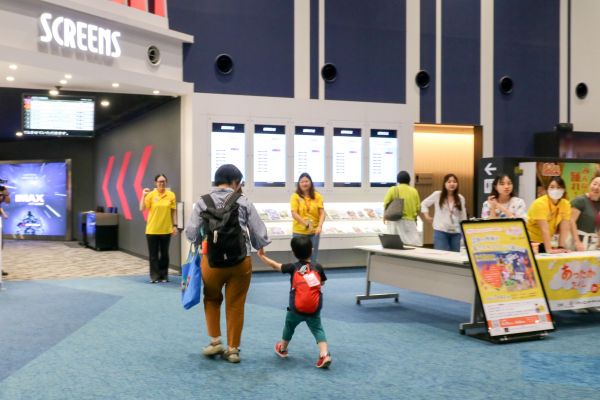 知的障害や発達障害のある子どもたちやその家族にも映画を楽しんでもらおうと開かれた上映会＝主催者提供