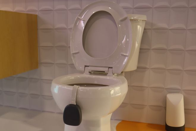先端技術の見本市「CES」で目を引いたのは、ブースに置かれた便器でした。何が引っかけられているのかというと&hellip;