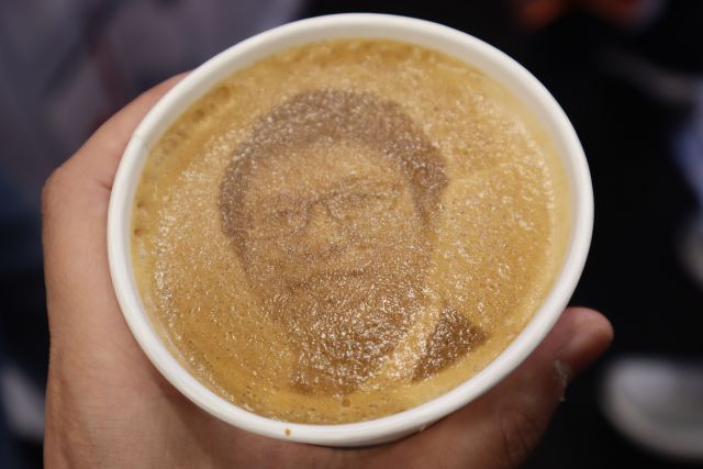 記者の顔のラテアート