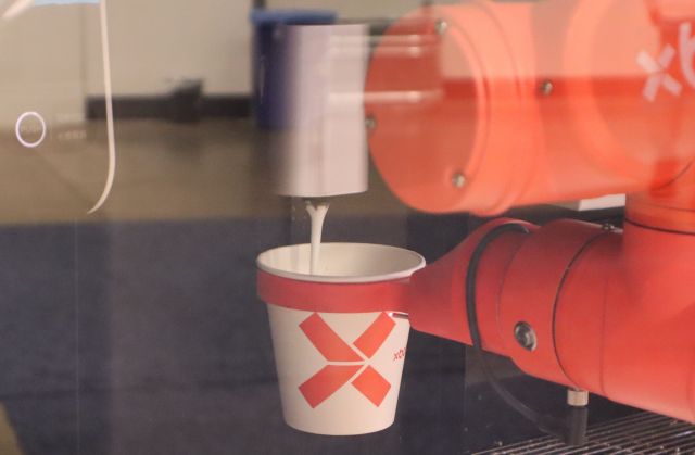 手際よくラテをつくっていました