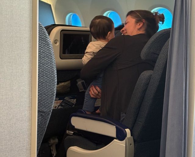 飛行機内では見ず知らずの方が、「赤ちゃん、抱っこさせて！」とカヤちゃんを席に連れて行ってしまうことも。衝撃でしたが「少し休んでいて」という心遣いも感じほっこりしたそうです