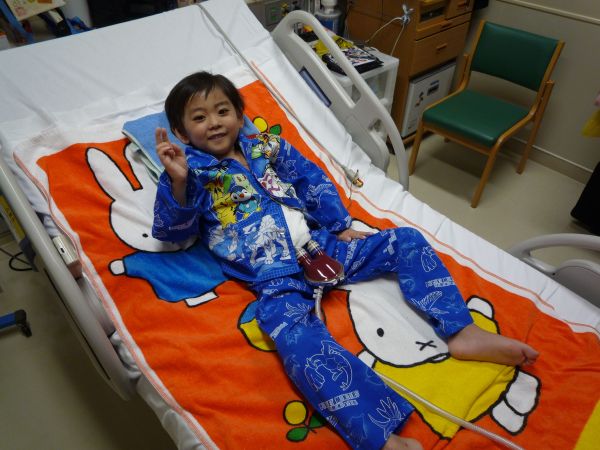 拡張型心筋症と診断され、入院していた由宇人さん。子ども用の補助人工心臓をつけているので、血液を循環させるポンプが見えています