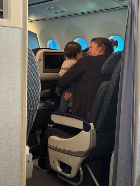 飛行機内では見ず知らずの方が、「赤ちゃん、抱っこさせて！」とカヤちゃんを席に連れて行ってしまうことも。衝撃でしたが「少し休んでいて」という心遣いも感じほっこりしたそうです