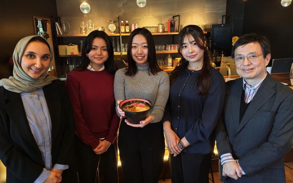 ハラルフレンドリーラーメンの開発に携わった学生ら