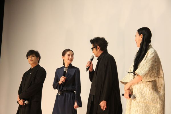映画「たしかにあった幻」の舞台挨拶で語り合う河瀬直美監督と俳優陣