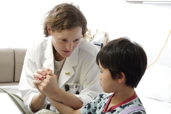 映画「たしかにあった幻」の1シーン。来日したコリーは心臓移植を待つ子どもたちに向き合います