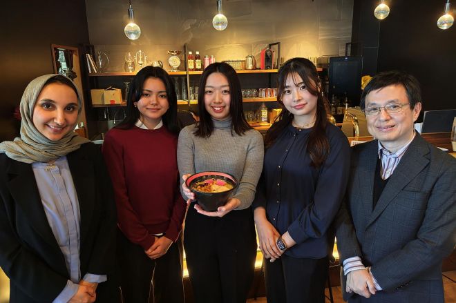 ハラルフレンドリーラーメンの開発に携わった学生ら