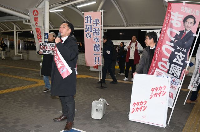 街頭演説する松浦さん＝浅野真撮影