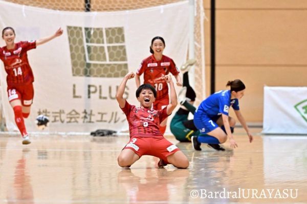 ENEOSウイングで正社員として働きながらフットサル選手として活動する江口未珂さん＝Bardral URAYASU提供