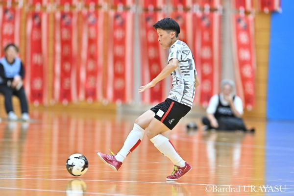 ENEOSウイングで正社員として働きながらフットサル選手として活動する江口未珂さん＝Bardral URAYASU提供