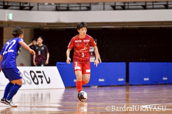 ENEOSウイングで正社員として働きながらフットサル選手として活動する江口未珂さん＝Bardral URAYASU提供