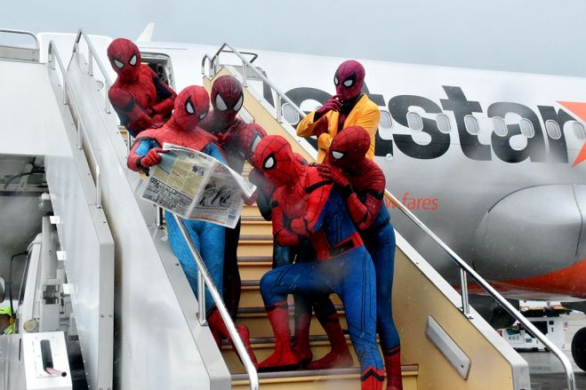 飛行機のタラップで新聞を読む人たち。最後まで読んでほしい！